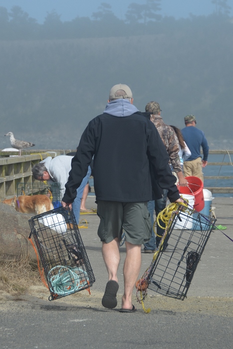 crabber takes gear to dock